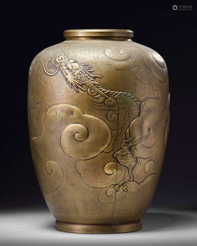 A large Japanese 'dragon' vase