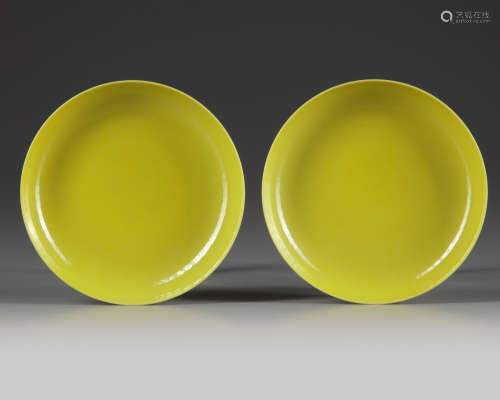 A pair of Chinese yellow dishes