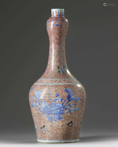 A Chinese wucai garlic-head vase