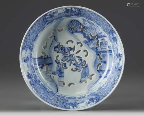 A Chinese blue and white pierced tripod basin