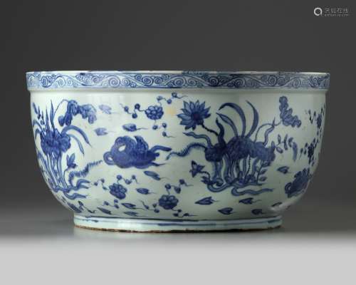 A Chinese blue and white 'ducks and lotus' basin