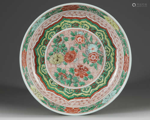 A Chinese wucai 'floral' charger