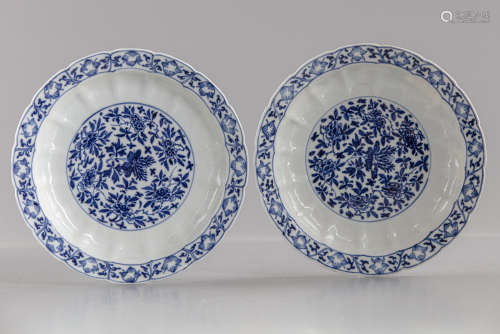 A pair of Chinese blue and white lobed dishes