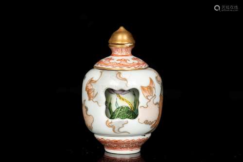 A FAMILLE VERTE RETICULATED REVOLVING SNUFF BOTTLE