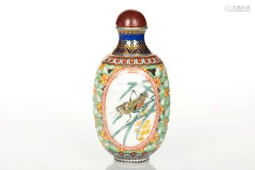 A FAMILLE VERTE RETICULATED REVOLVING SNUFF BOTTLE