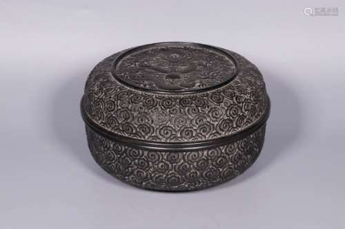 A TAN WOOD LACQUER CIRCULAR BOX AND COVER