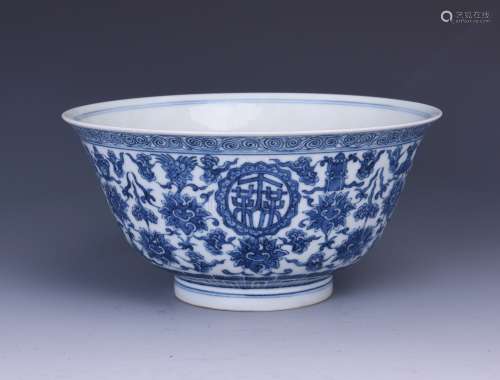 A BLUE AND WHITE FLORAL BOWL