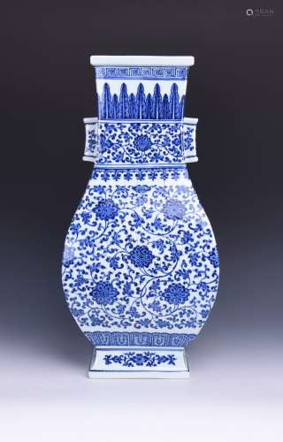 A FINE AND LARGE BLUE AND WHITE VASE