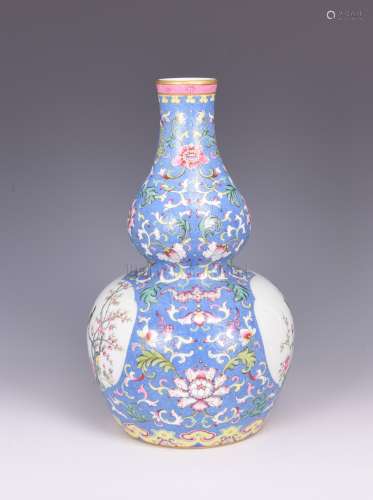 A FAMILLE ROSE BLUE SGRAFFIATO-GROUND DOUBLE GOURD-FORM VASE