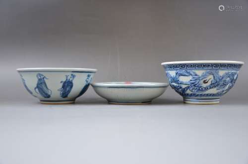 A SET OF THREE BLUE AND WHITE BOWLS