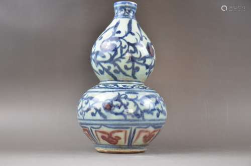 AN UNDERGLAZE BLUE AND COPPER-RED DOUBLE-GOURD VASE