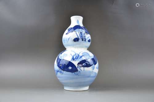 A BLUE AND WHITE DOUBLE-GIYRD VASE