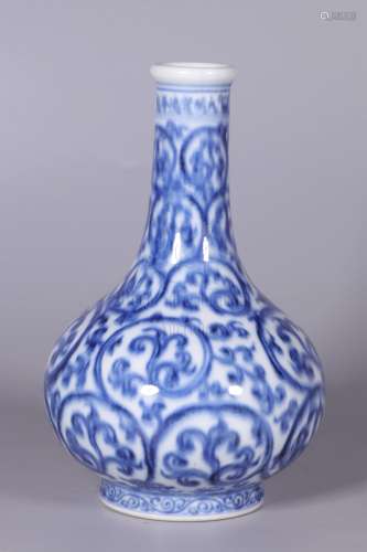A SMALL BLUE AND WHITE BOTTLE VASE