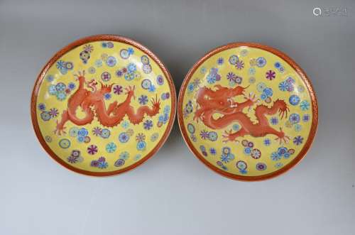 A PAIR OF YELLOW-GROUND FAMILLE ROSE ‘DRAGON' DISHSE