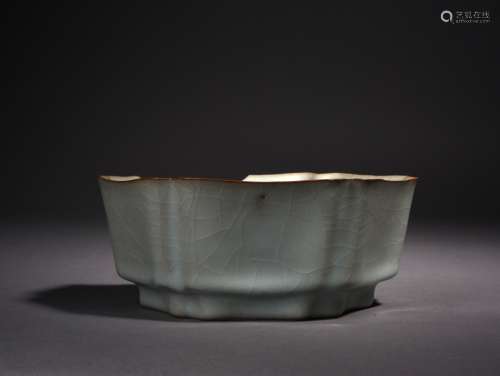 A KUAN-TYPE CRAQUELE LOBED WASHER, SUNG DYNASTY
