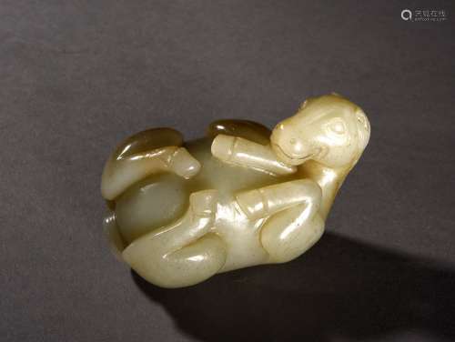 A CREAMY WHITE AND CELADON PAPER WEIGHT, 18-19TH CENTURY