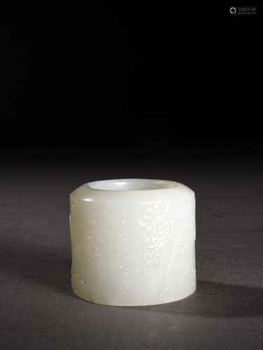 AN INCISED WHITE JADE ARCHERS RING, 18-19TH CENTURY