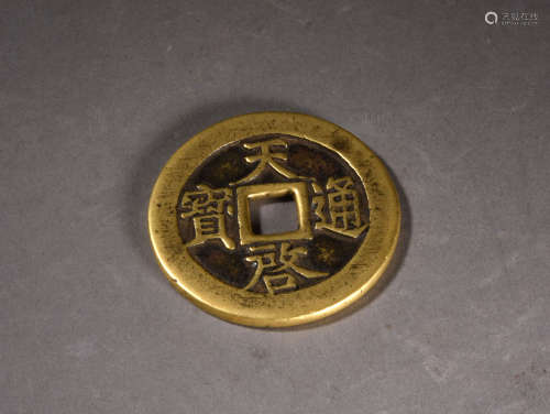 A CHINESE BRONZE COIN, 17TH CENTURY