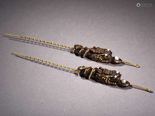 A PAIR OF GOLD AND PEARLS INLAID AGILAWOOD HAIRPINS, 18-19TH CENTURY