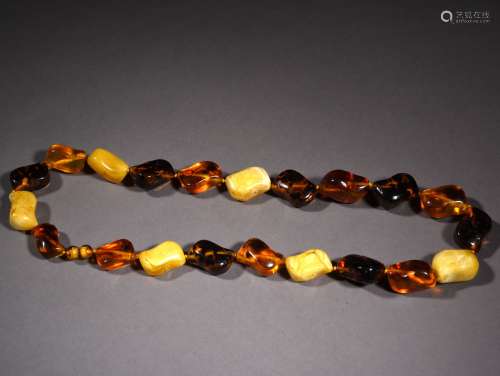 AN AMBER NECKLACE, 19TH CENTURY