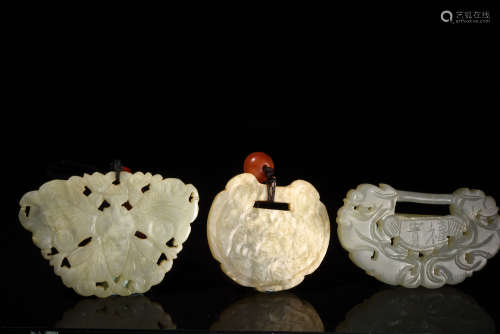 A GROUP OF JADE ORNAMENTS, 19-19TH CENTURY