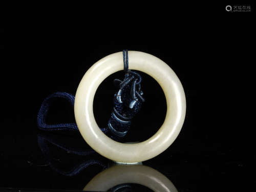 A JADE RING, 18TH CENTURY