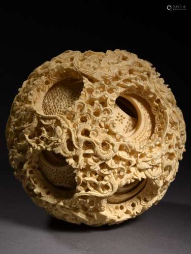 A FINE CARVED DRAGON AND PHOENIX BALL, 18TH CENTURY