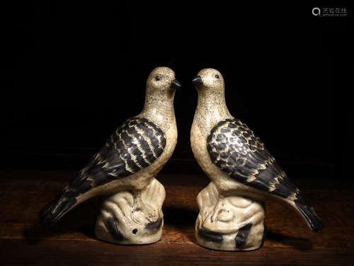 A PAIR OF GRISAILLE PIGEONS, QING DYNASTY