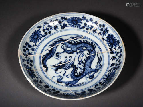 A BLUE AND WHTIE DRAGON DISH, POSSIBLY YUAN DYNASTY