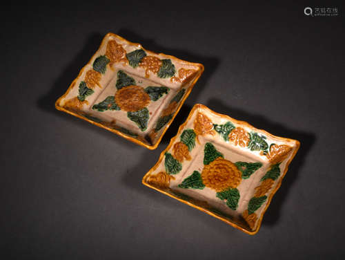 A PAIR OF SANCAI GLAZED SQUARE DISHES, LIAO DYNASTY