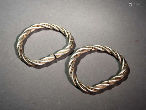 A PAIR OF SILVER BANGLES, 18-19TH CENTURY