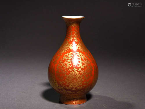 A CORAL-RED GILT DECORATED VASE, YUHU, JIAQING PERIOD