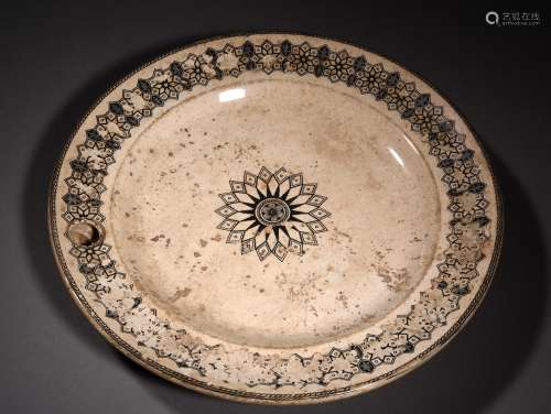 A FAMILLE ROSE PLATE, 19TH CENTURY
