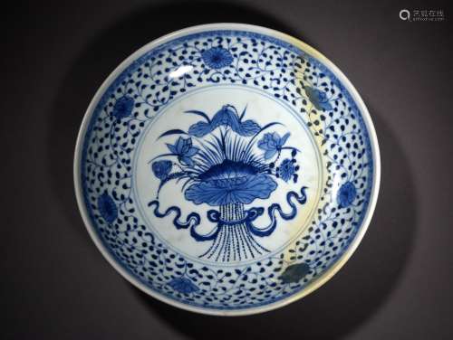 A BLUE AND WHITE LOTUS BOUQUET CHARGER, YONGZHENG PERIOD