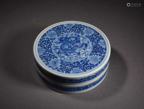 A BLUE AND WHITE PASTE BOX AND COVER, QIANLONG PERIOD