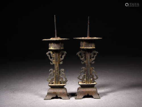 A PAIR OF BRONZE CANDLE STICKS, 18TH CENTURY