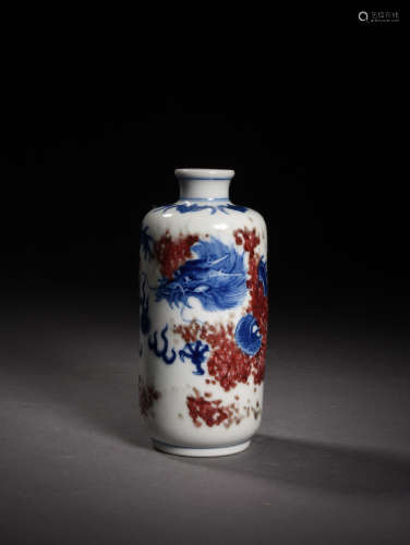 A BLUE AND WHITE AND COPPER RED SNUFF BOTTLE, 18-19TH CENTURY