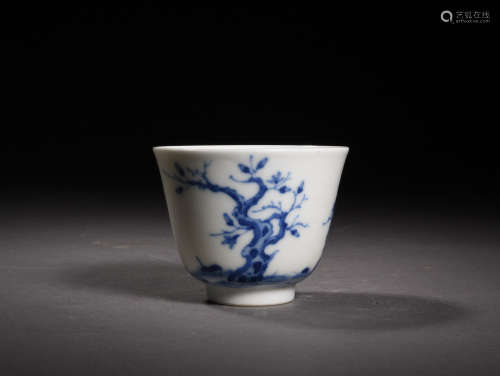 AN INSCRIBED BLUE AND WHITE CUP,