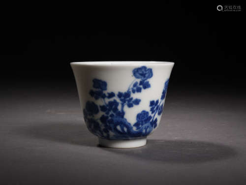 AN INSCRIBED BLUE AND WHITE CUP, QIANLONG PERIOD