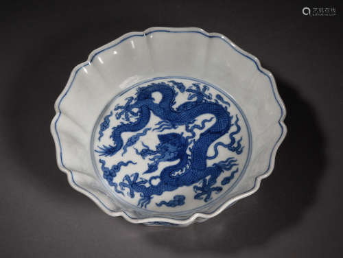 A BLUE AND WHITE LOBED BOWL, KANGXI PERIOD