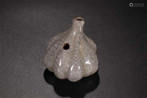 A Chinese Ge-Type Glazed Porcelain Water Dropper