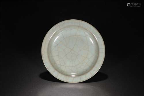 A Chinese Ge-Type Glazed Porcelain Plate