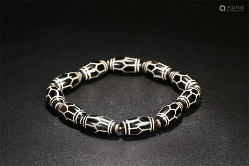 A Chinese Carved Agate Bracelet