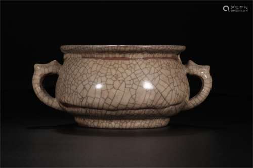 A Chinese Ge-Type Glazed Porcelain Incense Burner