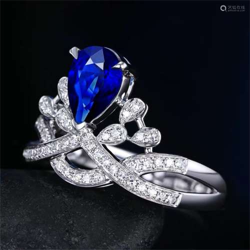 A Carved Sapphire and 18K Platinum Ring with Dimond Inlaid