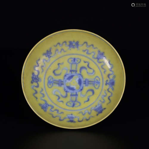 CHINESE PORCELAIN YELLOW GLAZE BLUE FLOWER PLATE
