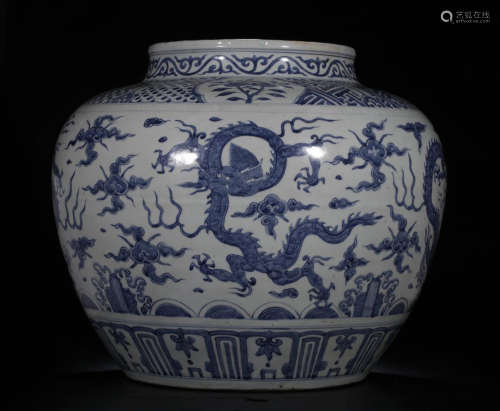 CHINESE PORCELAIN BLUE AND WHITE DARGON JAR