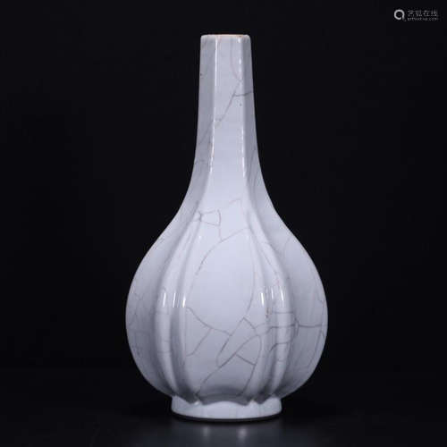 CHINESE PORCELAIN CRACKED GLAZE VASE