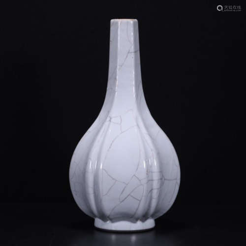 CHINESE PORCELAIN CRACKED GLAZE VASE