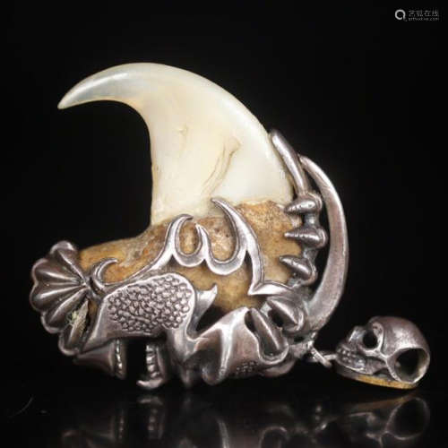 CHINESE SILVER MOUNTED TIGER CLAW PENDANT